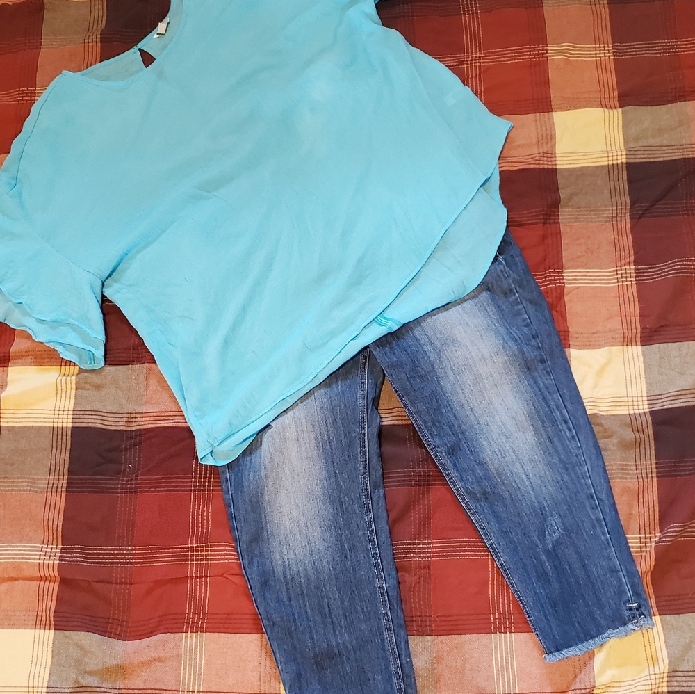 Nice fray hem Jean Capri pants